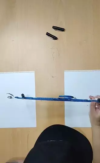 seniman ini lukis dua wajah legenda Malaysia gunakan hanger © 2021 TikTok
