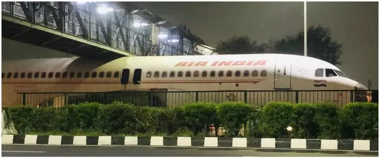 Viral pesawat Airbus India tersangkut di jembatan penyeberangan