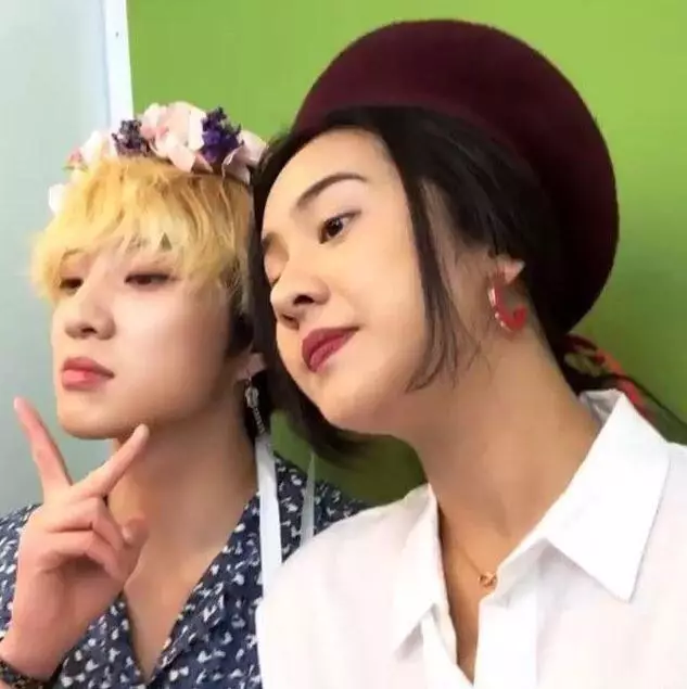 Seleb wanita foto bareng aktor korea © 2021 brilio.net