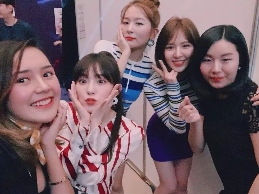 Seleb wanita foto bareng aktor korea © 2021 brilio.net