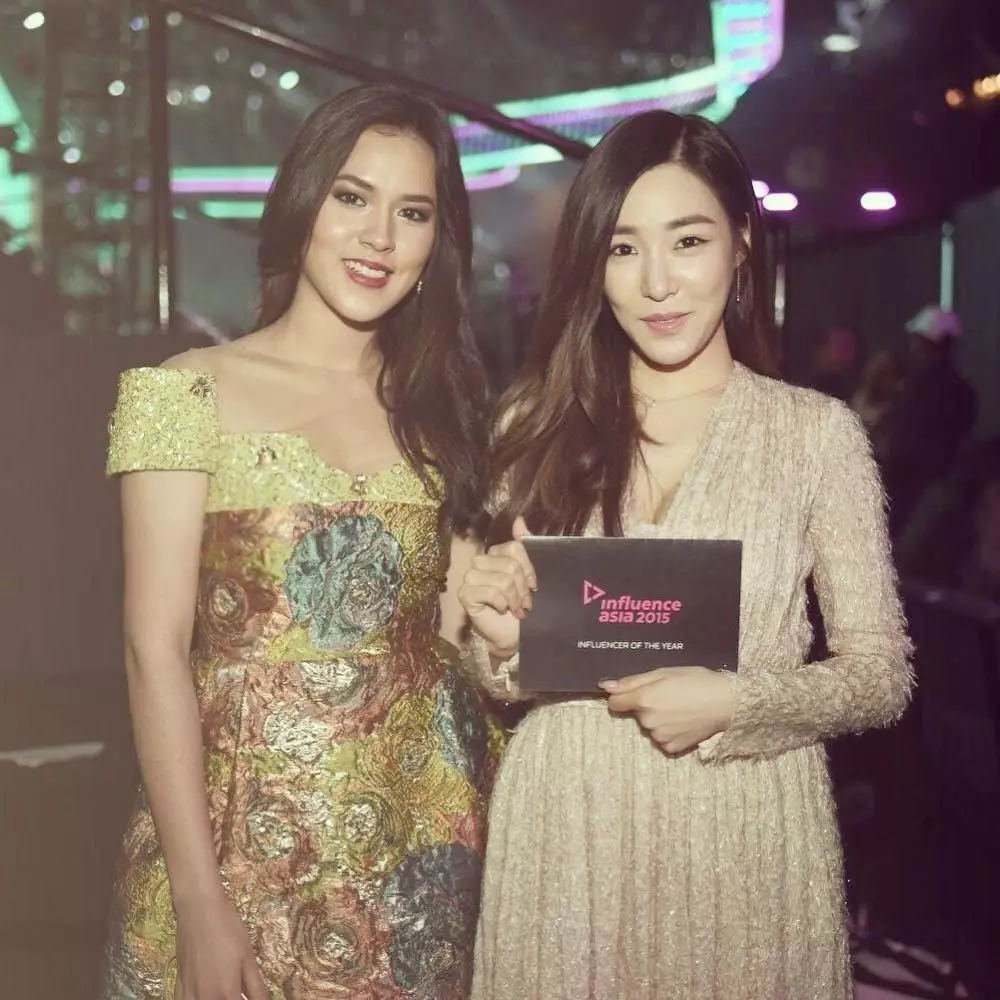 Seleb wanita foto bareng aktor korea © 2021 brilio.net