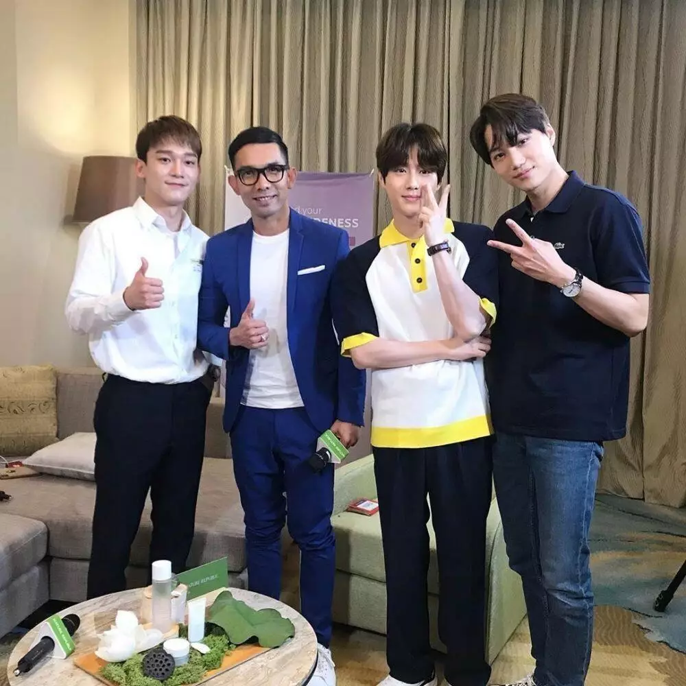 Seleb wanita foto bareng aktor korea © 2021 brilio.net