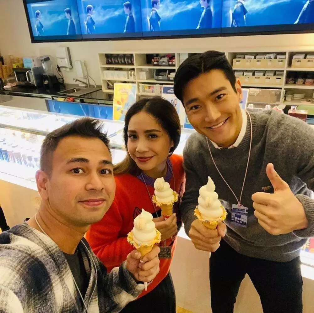 Seleb wanita foto bareng aktor korea © 2021 brilio.net