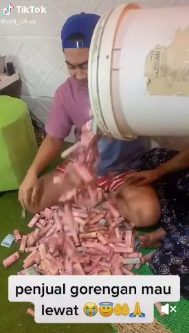 Kisah haru penjual gorengan nabung di ember Berbagai sumber 