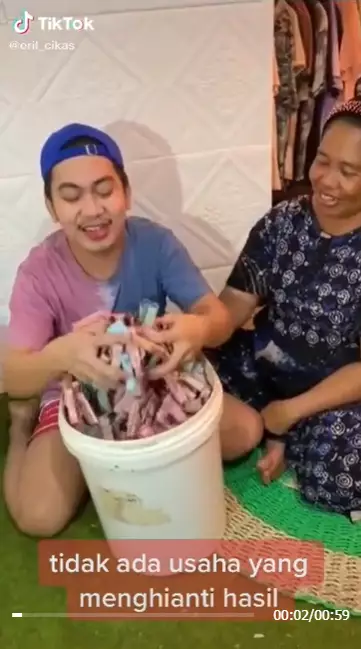 Kisah haru penjual gorengan nabung di ember Berbagai sumber 