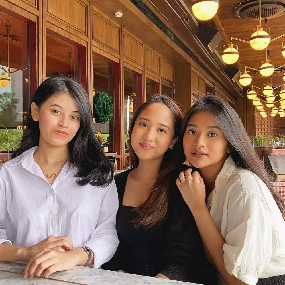 9 kedekatan Adira Kania & cucu BJ Habibie  Instagram © 2021 brilio.net 9 kedekatan Adira Kania & cucu BJ Habibie  Instagram © 2021 brilio.net