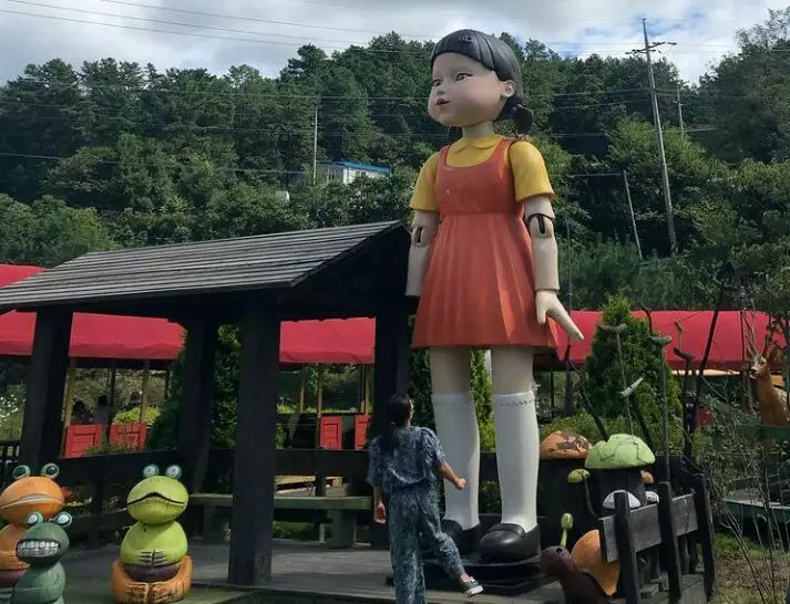 boneka Red Light Green Light Squid Game di berbagai negara © 2021 brilio.net boneka Red Light Green Light Squid Game di berbagai negara © 2021 brilio.net