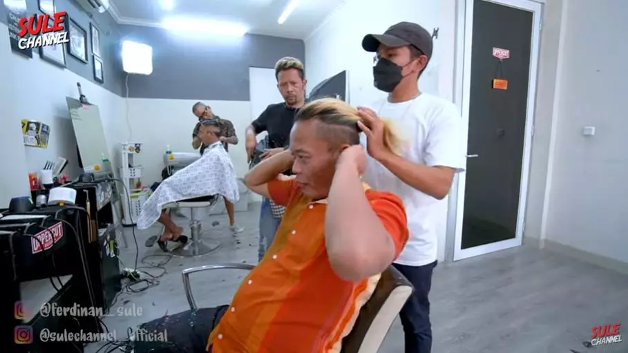 7 Momen Sule potong rambut Youtube © 2021 brilio.net