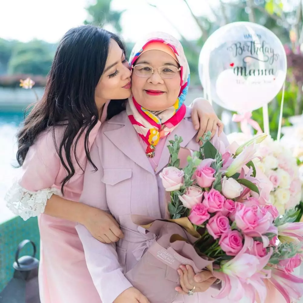 Momen perayaan ultah ibu 7 seleb cantik Instagram
