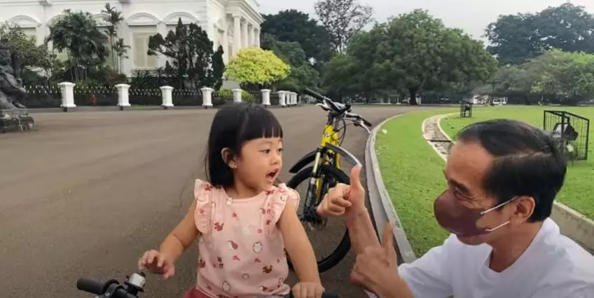 Jokowi dan Sedah Mirah sepedaan © 2021 berbagai sumber
