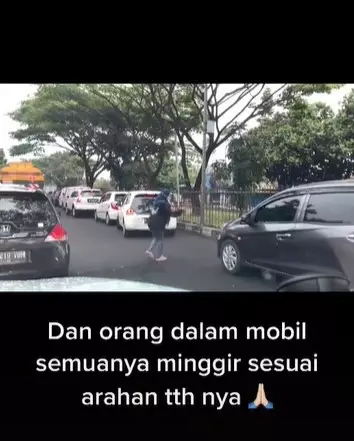 aksi wanita bantu buka jalan untuk ambulans saat macet © 2021 TikTok aksi wanita bantu buka jalan untuk ambulans saat macet © 2021 TikTok