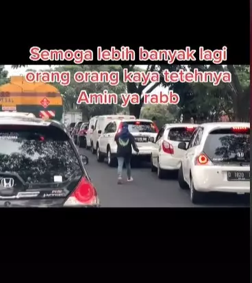 aksi wanita bantu buka jalan untuk ambulans saat macet © 2021 TikTok aksi wanita bantu buka jalan untuk ambulans saat macet © 2021 TikTok