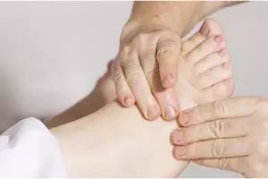 Tanpa disadari, 9 buah ini ternyata bisa memperparah asam urat