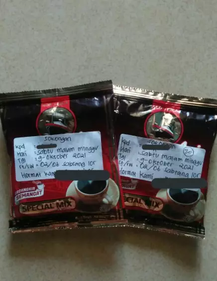 undangan nikah ini unik pakai kopi sachet © berbagai sumber
