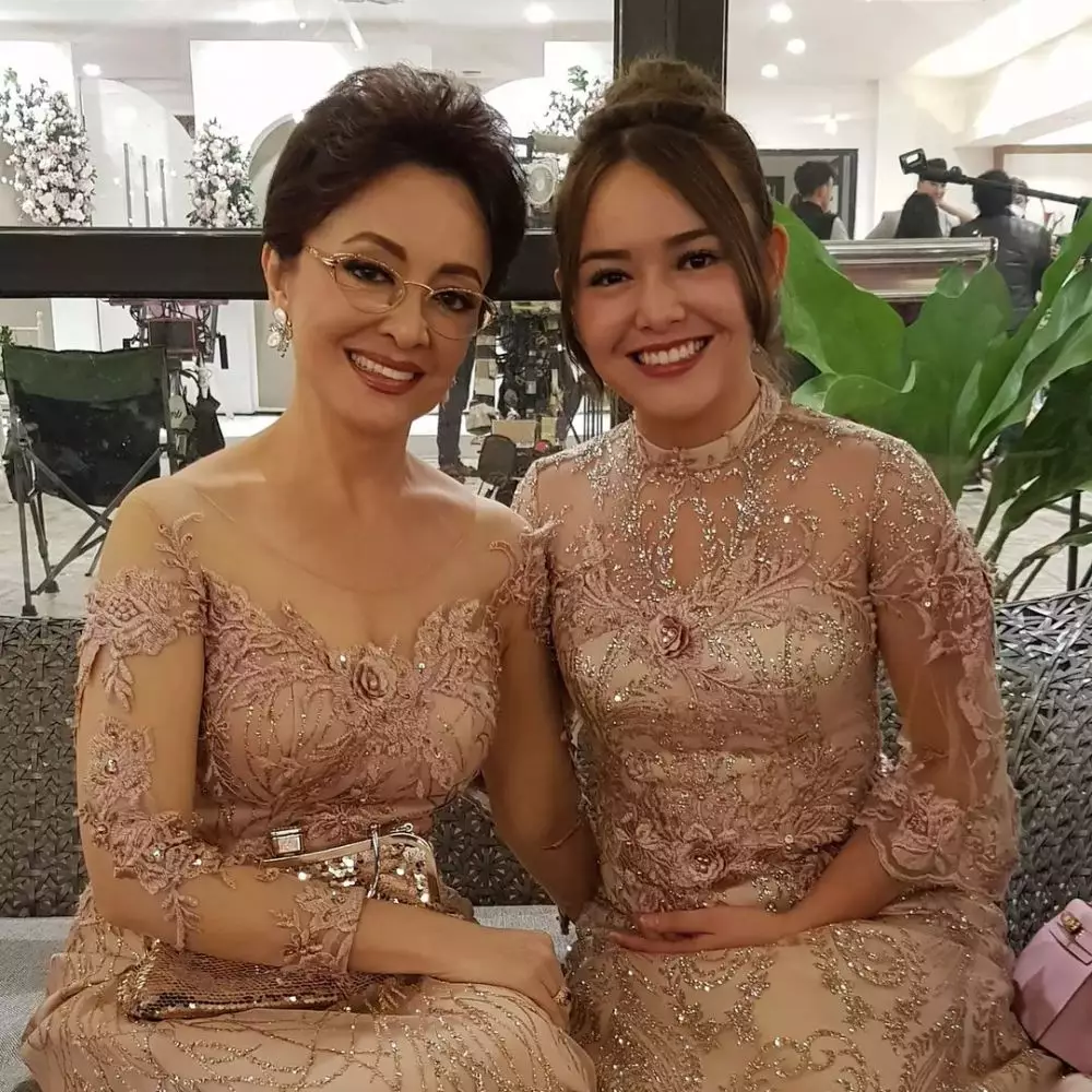 amanda arya kondangan bikin heboh © 2021 Instagram