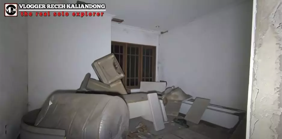 rumah pejabat terbengkalai © 2021 brilio.net YouTube