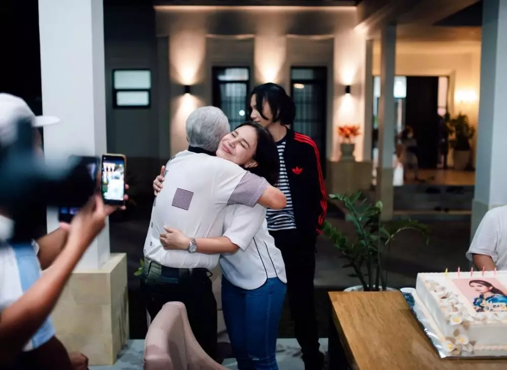 Rossa beri kado rumah 20 miliar untuk orang tua Instagram dan YouTube