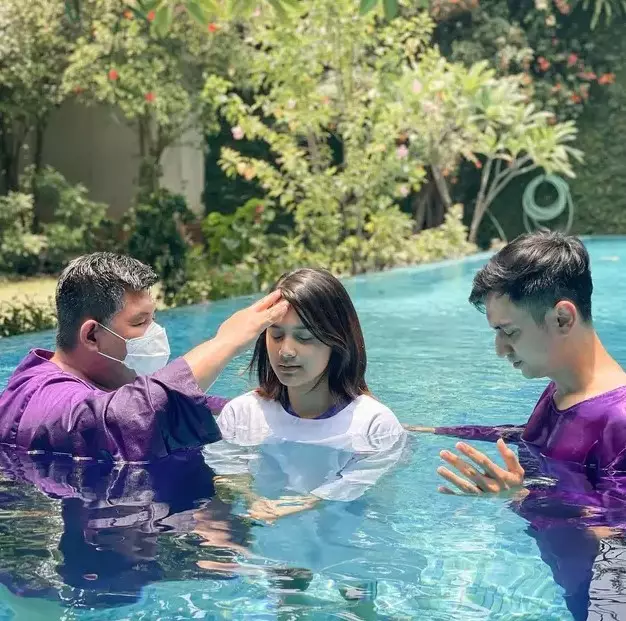 Momen Callista Arum pemain sinetron Buku Harian Seorang Istri dibaptis © 2021 Instagram Momen Callista Arum pemain sinetron Buku Harian Seorang Istri dibaptis © 2021 Instagram