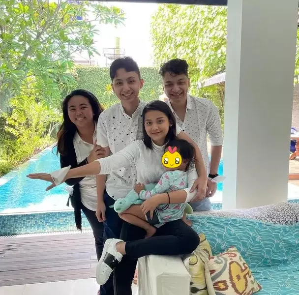 Momen Callista Arum pemain sinetron Buku Harian Seorang Istri dibaptis © 2021 Instagram Momen Callista Arum pemain sinetron Buku Harian Seorang Istri dibaptis © 2021 Instagram