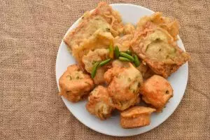 Hobi makan gorengan? Ini 3 cara kurangi lemak pada makanan berminyak