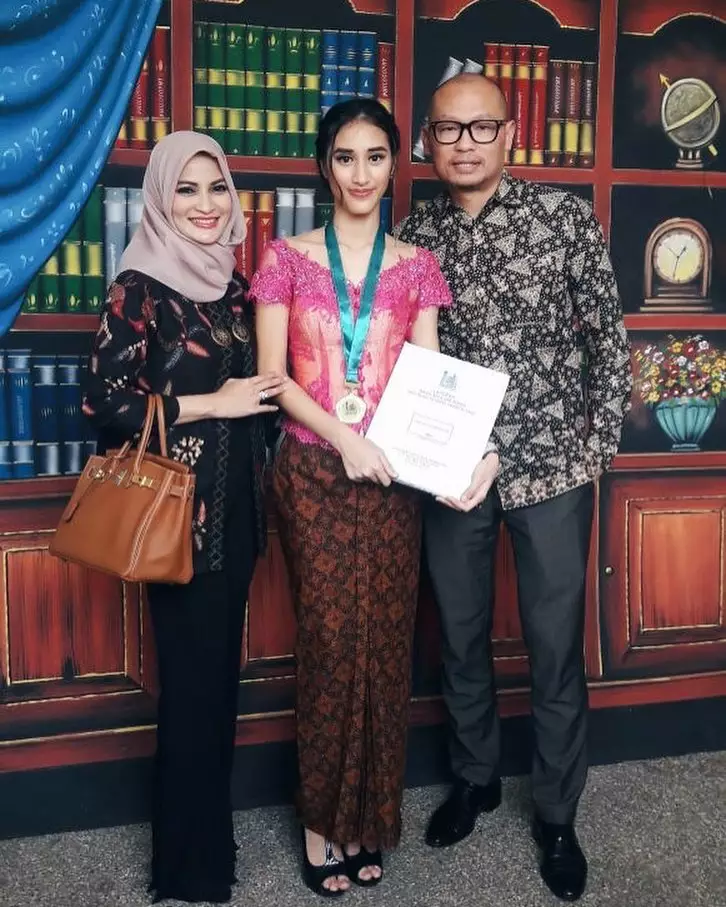 gadis cilik di klip munajat cinta © 2021 Instagram