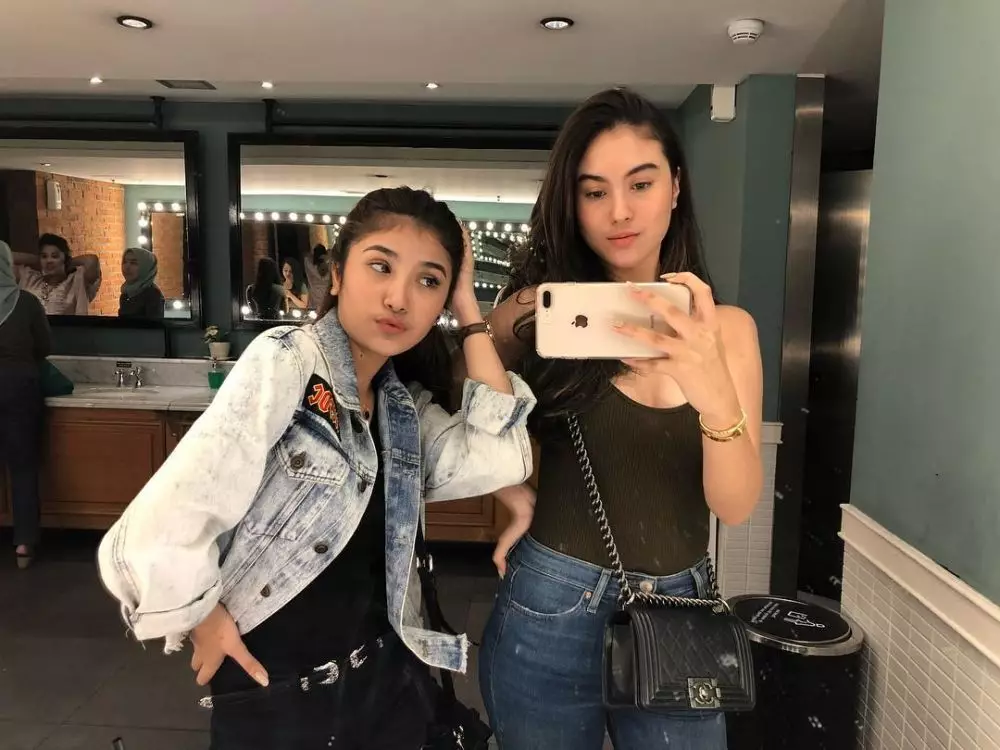 Kakak adik aktris main film dan sinetron bareng dari berbagai sumberd