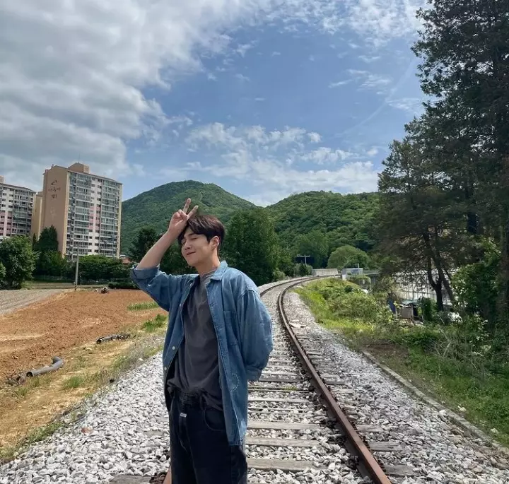 perjalanan karier Kim Seon-ho Berbagai sumber 