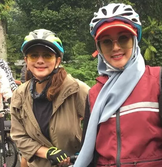 momen akrab Dina Lorenza dan Cut Keke dari berbagai sumber