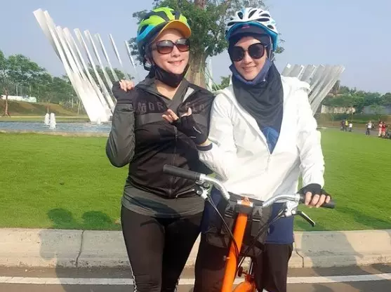 momen akrab Dina Lorenza dan Cut Keke dari berbagai sumber