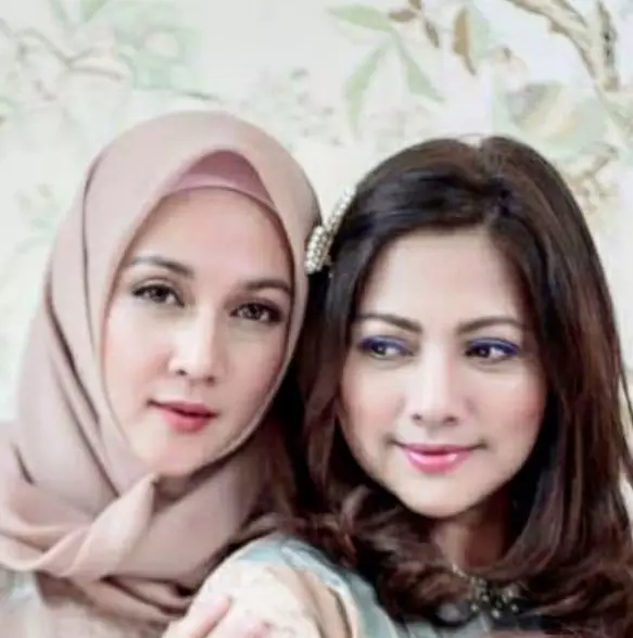 momen akrab Dina Lorenza dan Cut Keke dari berbagai sumber