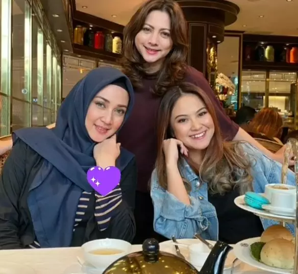 momen akrab Dina Lorenza dan Cut Keke dari berbagai sumber