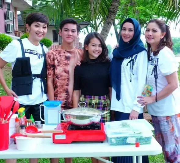 momen akrab Dina Lorenza dan Cut Keke dari berbagai sumber