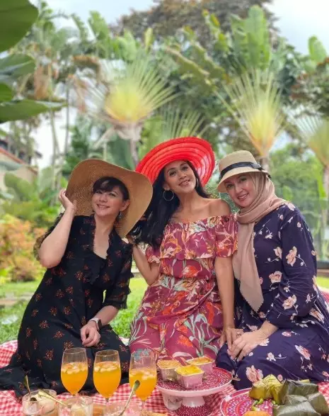 momen akrab Dina Lorenza dan Cut Keke dari berbagai sumber