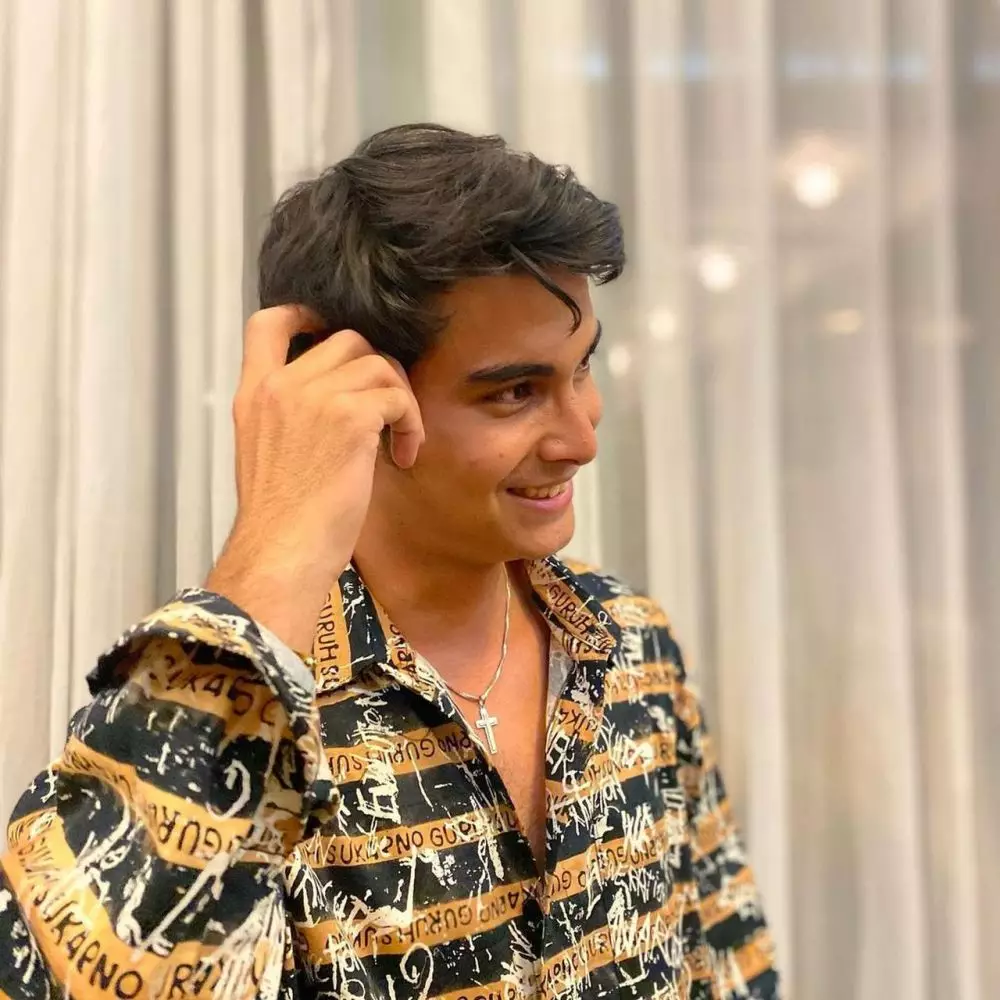 Momen Cinta Brian diberi baju Guruh Soekarnoputra © 2021 brilio.net