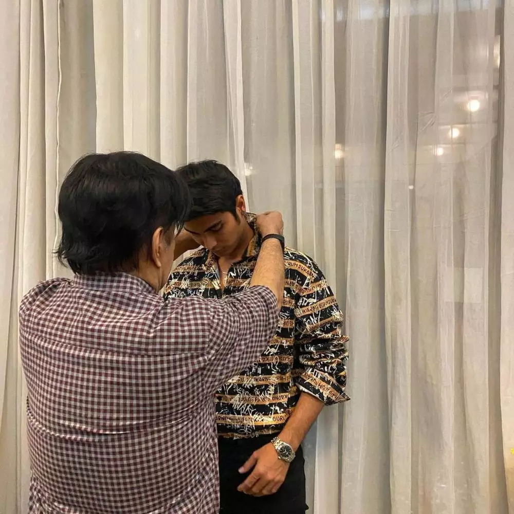 Momen Cinta Brian diberi baju Guruh Soekarnoputra © 2021 brilio.net