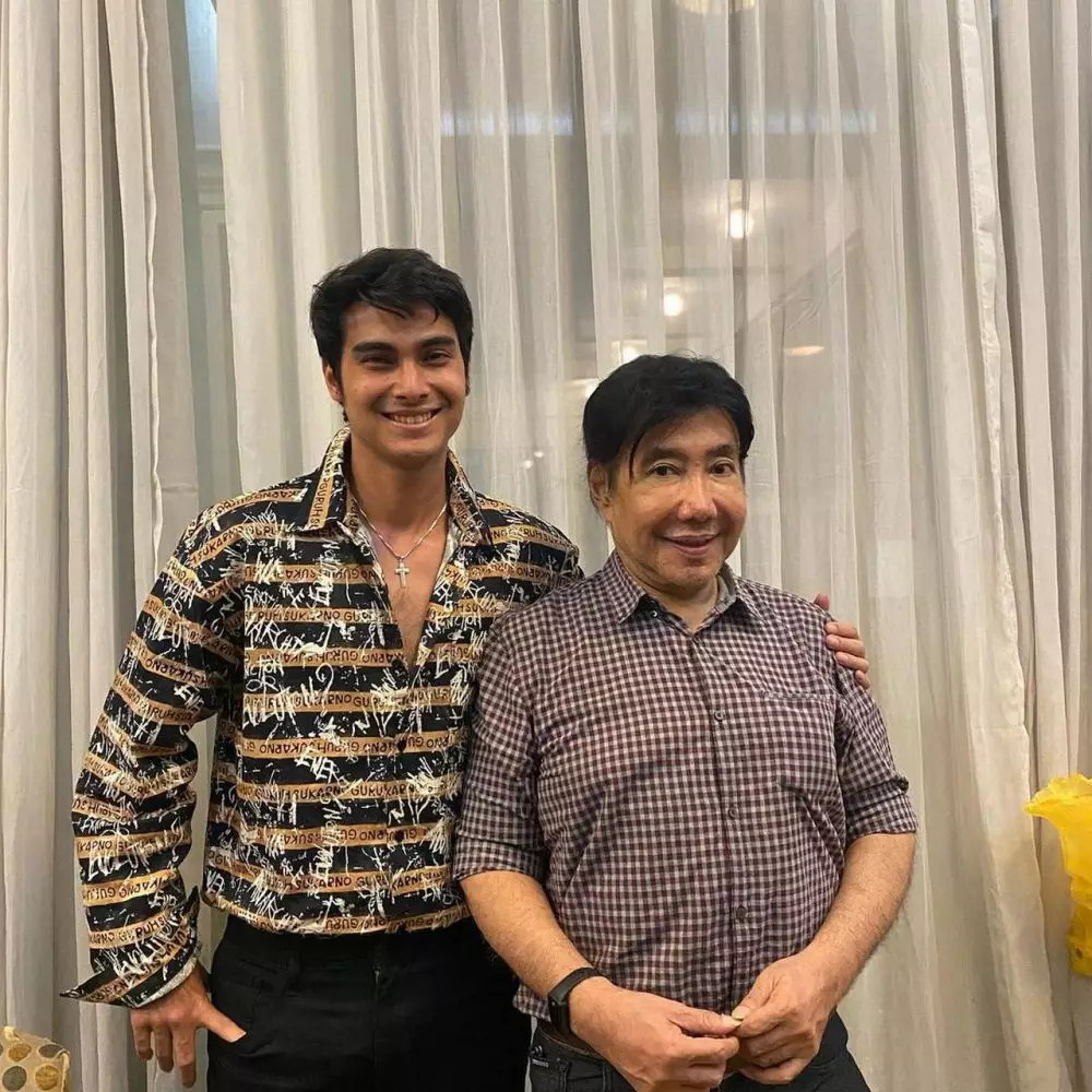 Momen Cinta Brian diberi baju Guruh Soekarnoputra © 2021 brilio.net