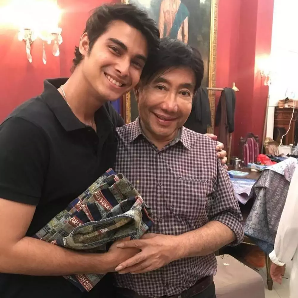 Momen Cinta Brian diberi baju Guruh Soekarnoputra © 2021 brilio.net