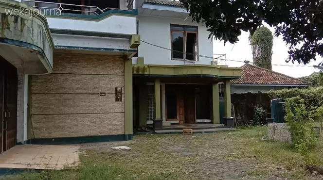 rumah terbengkalai milik mantan artis cilik © 2021 brilio.net YouTube