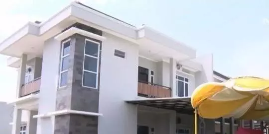 Seleb belikan rumah untuk orang tuanya © 2021 brilio.net Seleb belikan rumah untuk orang tuanya © 2021 brilio.net