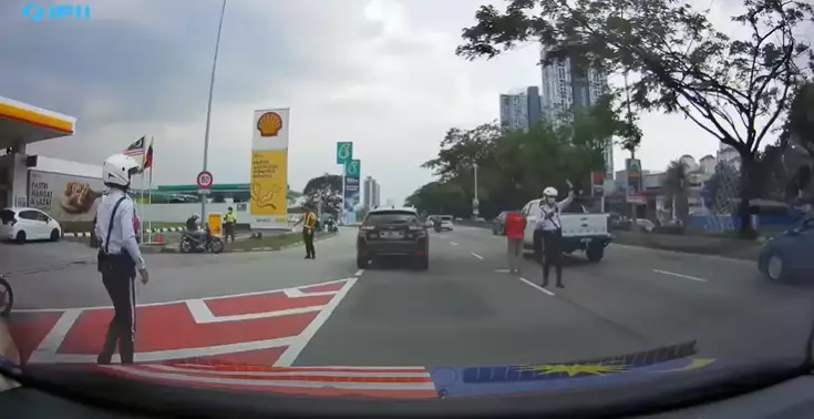 Viral pria salat di tengah jalan Facebook