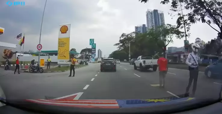 Viral pria salat di tengah jalan Facebook