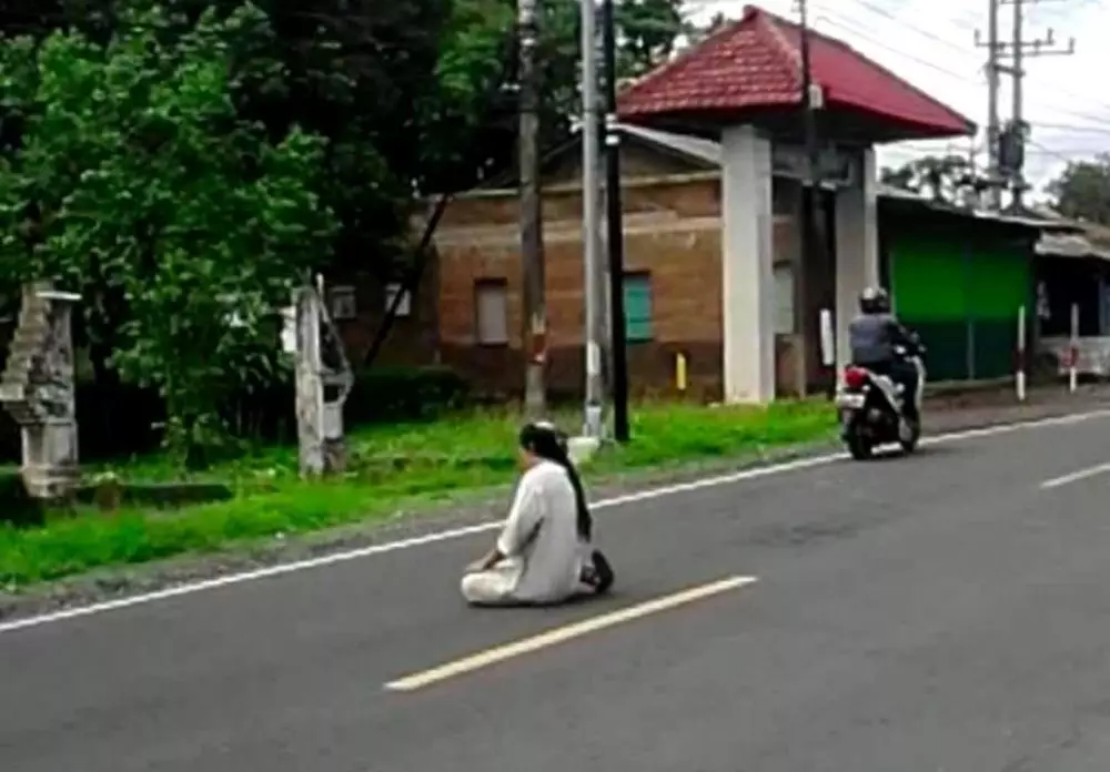 Viral pria salat di tengah jalan Facebook