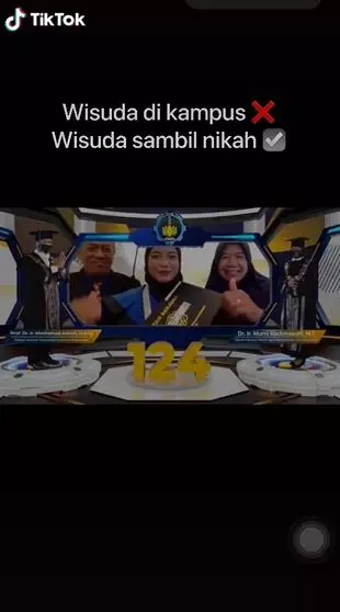 Wisuda sambil gelar acara pernikahan © 2021 brilio.net