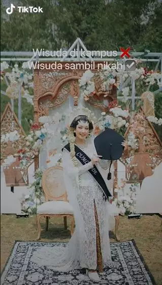 Wisuda sambil gelar acara pernikahan © 2021 brilio.net
