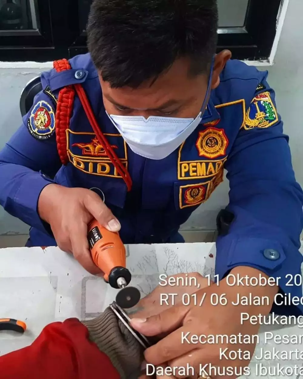 Aksi tim damkar bongkar borgol © Twitter