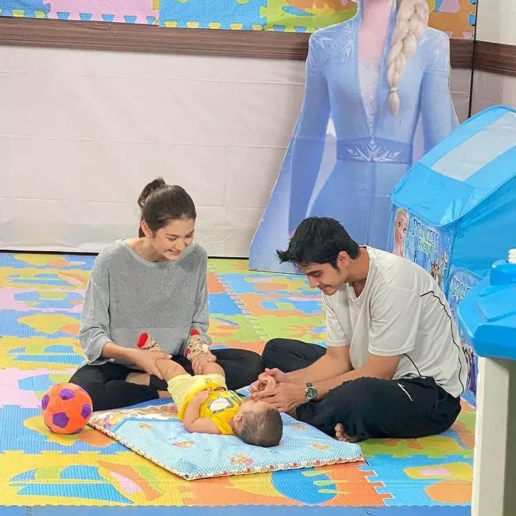 Momen Cinta Brian dan Zoe Abbas momong anak di sinetron, bak orang tua beneran berbagai sumber