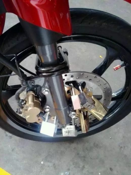 pengganti kunci motornya aneh-aneh © 2021 1cak.com