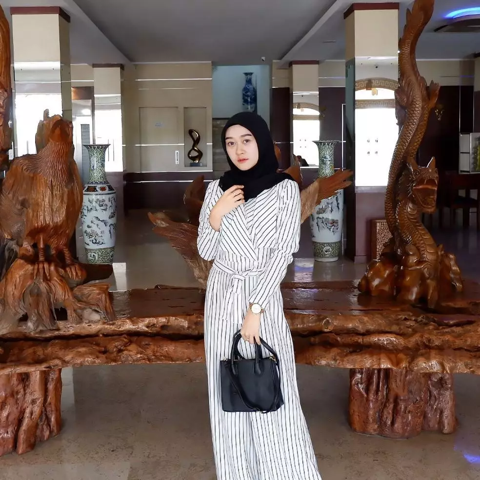 seleb kini tekuni profesi pengajar © berbagai sumber seleb kini tekuni profesi pengajar © berbagai sumber