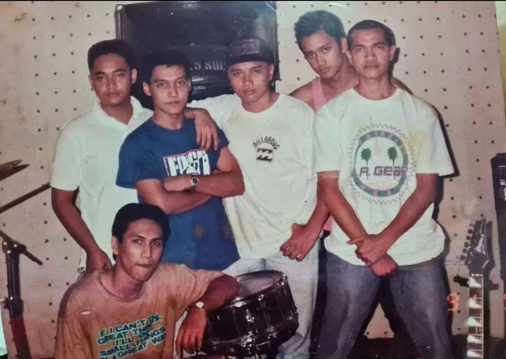 Tora unggah potret lawas bareng teman band Instagram