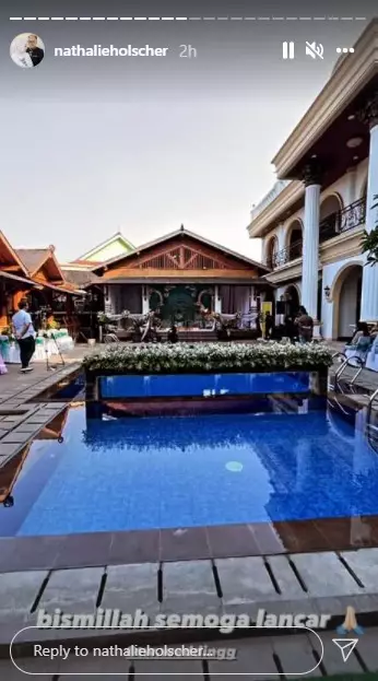 Momen tasyakuran 7 bulanan Nathalie Holscher dari berbagai sumber Momen tasyakuran 7 bulanan Nathalie Holscher dari berbagai sumber